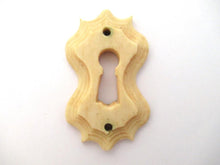 UpperDutch:Keyhole cover,Keyhole cover bone, plate, bone escutcheon, keyhole frame.