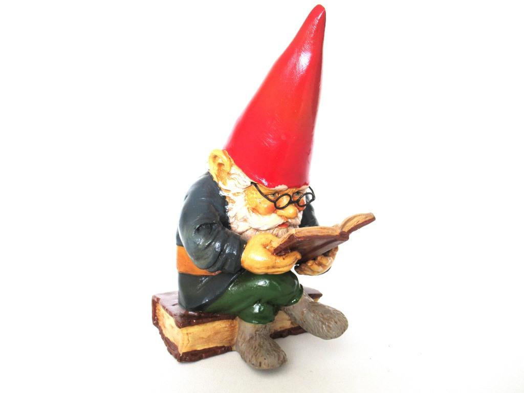 Gnome reading a book, David the Gnome, Design by Rien Poortvliet.