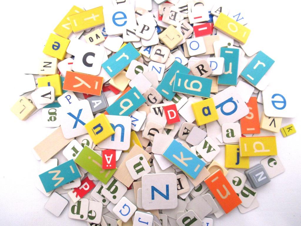 400+ pcs mixed letter tiles, lot letter mix, game pieces. Assortment scrapbook letters, alphabet mix, word art supply.