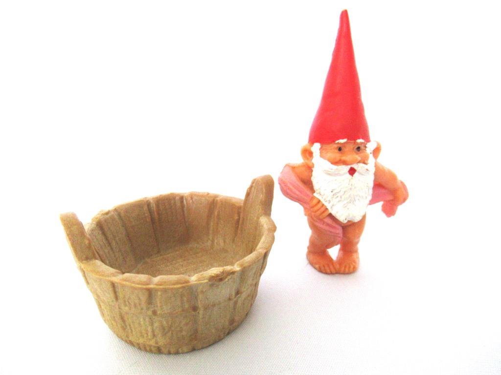 Gnome figurine, David the gnome taking a bath, after a design by Rien Poortvliet, Brb Gnome, David the Gnome.
