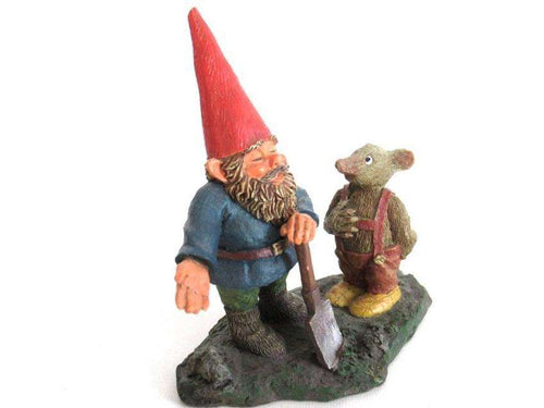 UpperDutch:,700111 'Al with Mouse' Gnome with shovel and mouse figurine. Part of the 2001 Classic Gnomes series. Designed by Rien Poortvliet.