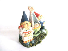 UpperDutch:,Gnome couple singing lullabies to babies after a design by Rien Poortvliet.