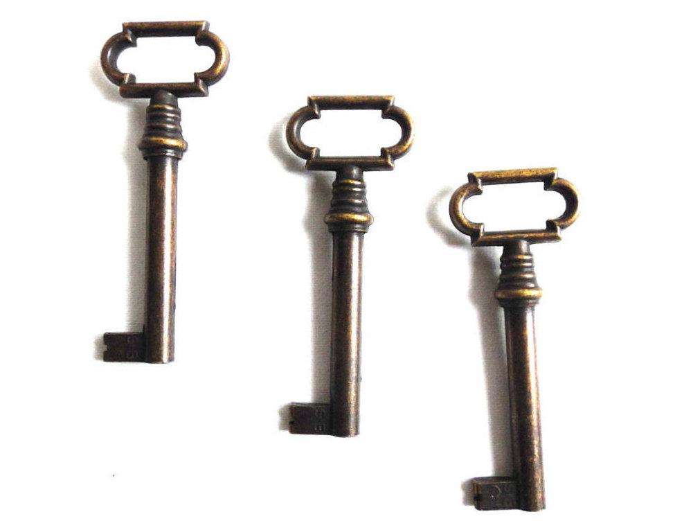 UpperDutch:,Set of 3 Authentic Beautiful antique metal keys / keys, skeleton key,shabby, rusty, rustic.
