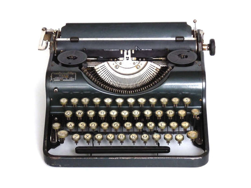 UpperDutch:Typewriter,Olympia Simplex, working dark green/blue 1937 typewriter with QWERTY keyboard and serial number 68389. Including original case.
