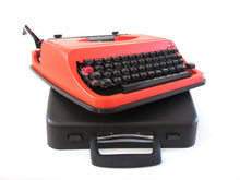 UpperDutch:Typewriter,Underwood 35 working typewriter. 1970's Orange typewriter, QWERTY keyboard layout, two tone ink ribbon. Plastic writing machine