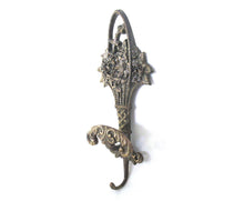 Vintage wall hook basket with flowers - Ornate Victorian style hook - VCR made in Italy.