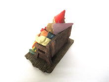 Classic Gnomes 'Love Forever' Gnome figurine after a design by Rien Poortvliet.