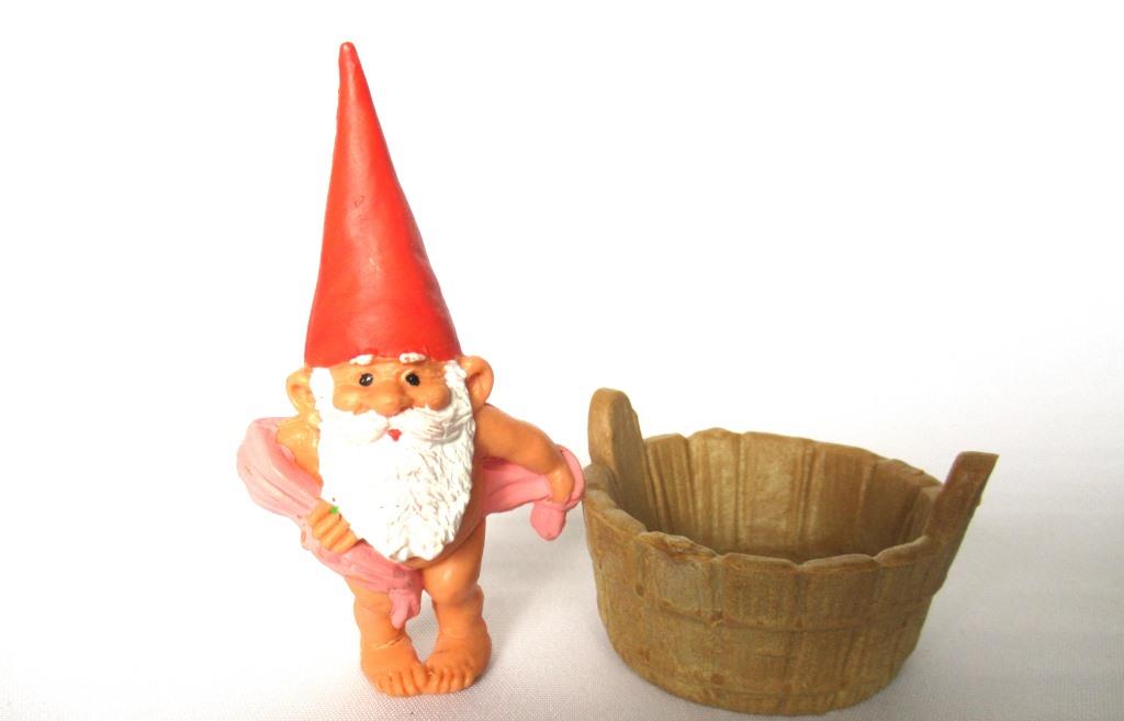 Gnome figurine, David the gnome taking a bath, after a design by Rien Poortvliet, Brb Gnome, David the Gnome.