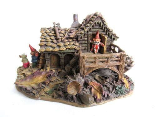 UpperDutch:Gnomes,Gnome figurine after a design by Rien Poortvliet Classic Gnomes Villages 'Gnome-house and mouse'.