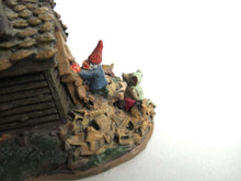 UpperDutch:Gnomes,Gnome figurine after a design by Rien Poortvliet Classic Gnomes Villages 'Gnome-house and mouse'.