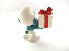 Smurf with present / gift, Jokey, Schleich, Peyo, Pvc figurine.