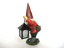 UpperDutch:Gnomes,Gnome with Lantern. Rien Poortvliet, David the Gnome, Outdoor decor, el Gnomo.