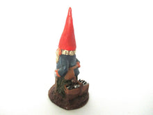 Gnome figurine with ax, Klaus Wickl, 'Al Jo' Small Gnome figurine after a design by Rien Poortvliet.