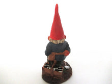 Gnome figurine with ax in original box, Klaus Wickl, 'Al Jo' Small Gnome figurine after a design by Rien Poortvliet.