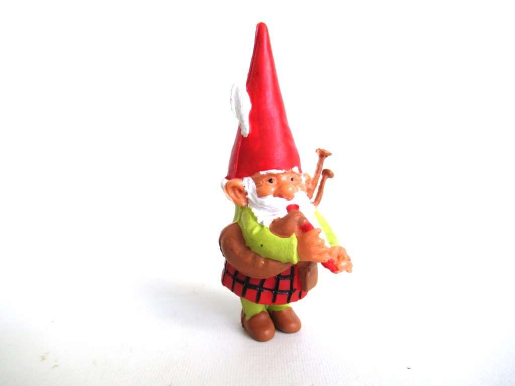 UpperDutch:Gnomes,Bagpipe playing gnome, David the Gnome figurine with kilt, Rien Poortvliet, Pocket gnome miniature scottish gnome.