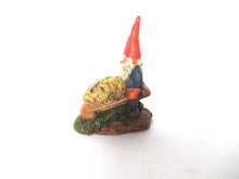 Miniature collectible gnomes,, Wilbur, Klaus Wickl 1993, Enesco, Rien Poortvliet, wheel barrow.