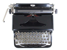 UpperDutch:Typewriter,Royal portable typewriter, made in 1937. Black "O" model, fully functional and original. Black typewriter, working and decorative. QWERTY layout.