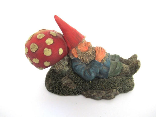 Gnome sleeping against a Mushroom. Rien Poortvliet, David the Gnome. David el Gnomo.