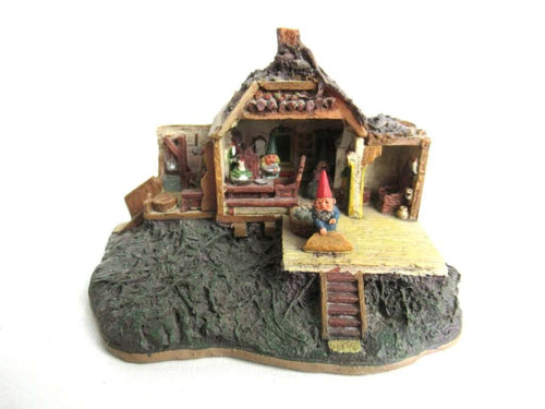 UpperDutch:Gnomes,Gnome figurine after a design by Rien Poortvliet Classic Gnomes Villages 'Open house'.