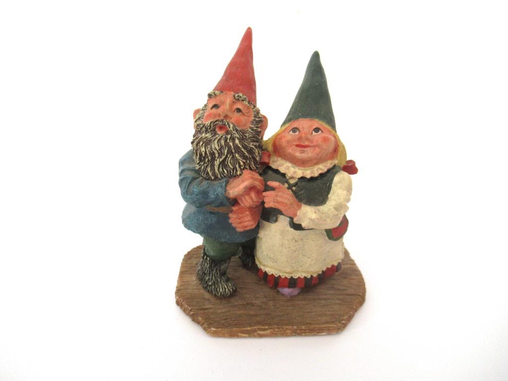 Gnome couple 'Looking to the moon' after a design by Rien Poortvliet.
