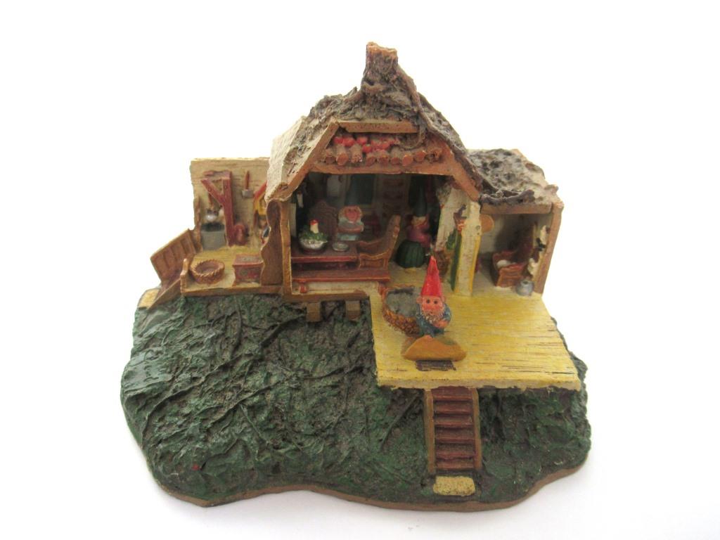 'Open house' Gnome figurine after a design by Rien Poortvliet. Dutch Classic Gnomes Villages series. AAAAAAA International Co. Ltd.