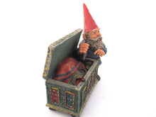 UpperDutch:Gnome,Classic Gnomes 'Max' after a design by Rien Poortvliet, Gnome with chest.