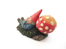UpperDutch:Gnome,Gnome sleeping against a Mushroom. Rien Poortvliet Sleeping Gnome Figurine, David the Gnome. David el Gnomo