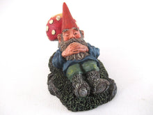 Gnome sleeping against a Mushroom. Rien Poortvliet Sleeping Gnome Figurine, David the Gnome. David el Gnomo