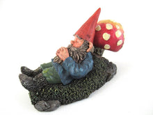 Gnome sleeping against a Mushroom. Rien Poortvliet Sleeping Gnome Figurine, David the Gnome. David el Gnomo