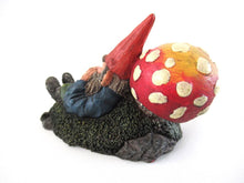 Gnome sleeping against a Mushroom. Rien Poortvliet Sleeping Gnome Figurine, David the Gnome. David el Gnomo