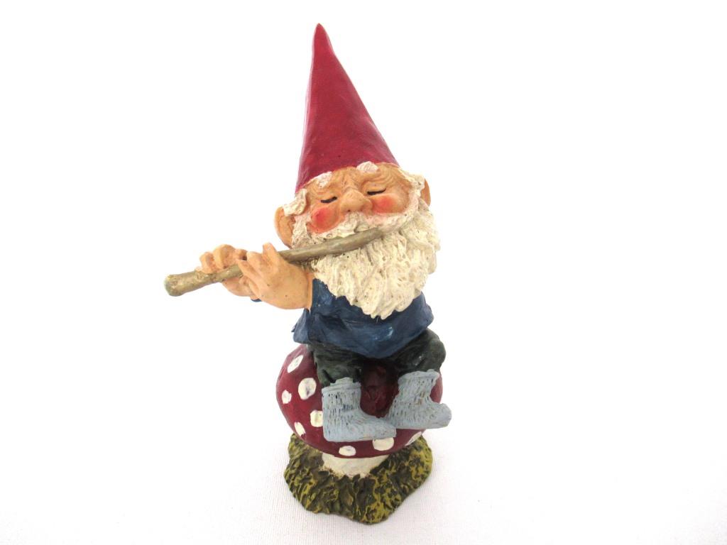 Rien Poortvliet Figurine, Klaus Wickl. Playing the flute on a mushroom, David the Gnome.