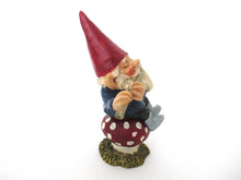 Rien Poortvliet Figurine, Klaus Wickl. Playing the flute on a mushroom, David the Gnome.