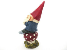 Rien Poortvliet Figurine, Klaus Wickl. Playing the flute on a mushroom, David the Gnome.