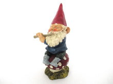 Rien Poortvliet Figurine, Klaus Wickl. Playing the flute on a mushroom, David the Gnome.