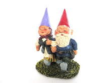 Gnome couple, hand in hand, walking gnomes, David the gnome, Rien Poortvliet.