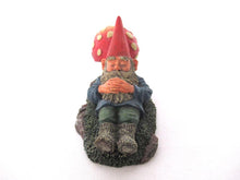 Gnome sleeping against a Mushroom. Rien Poortvliet Sleeping Gnome Figurine, David the Gnome. David el Gnomo