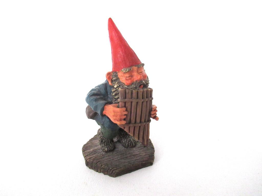 Gnome 'Andreas' playing a pan flute after a design by Rien Poortvliet.