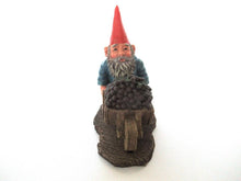 Gnome figurine transporting grapes with a wheelbarrow 'Christian'. Classic gnomes series after a design by Rien Poortvliet.