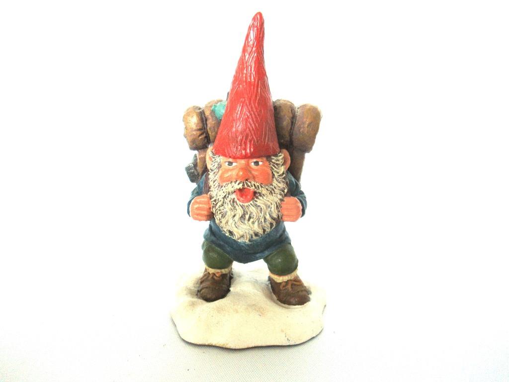 Gnome figurine with backpack in the snow. Rien Poortvliet, David the Gnome. David el Gnomo.