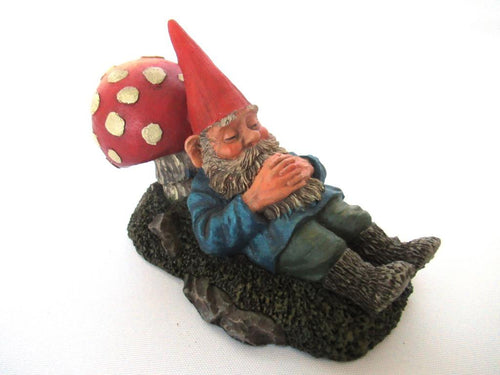 Gnome sleeping against a Mushroom. Rien Poortvliet, David the Gnome. David el Gnomo.
