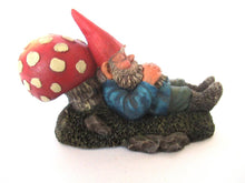 Gnome sleeping against a Mushroom. Rien Poortvliet, David the Gnome. David el Gnomo.