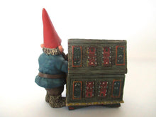 Gnome 'Max' after a design by Rien Poortvliet, Gnome with chest.