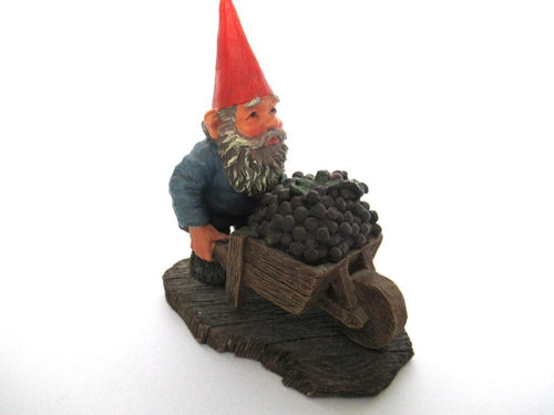 Gnome figurine transporting grapes with a wheelbarrow 'Christian'. Classic gnomes series after a design by Rien Poortvliet.