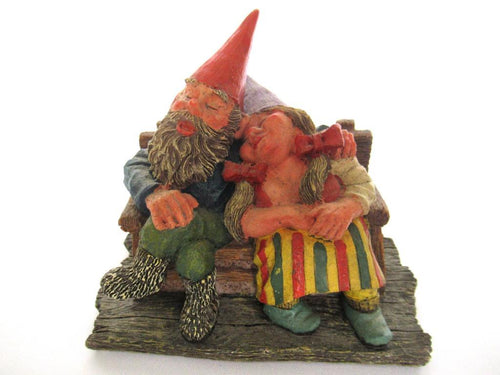 Gnome Couple in love 'Love Forever' after a design by Rien Poortvliet