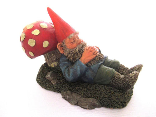 Gnome sleeping against a Mushroom. Rien Poortvliet Sleeping Gnome Figurine, David the Gnome. David el Gnomo