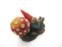 Gnome sleeping against a Mushroom. Rien Poortvliet Sleeping Gnome Figurine, David the Gnome. David el Gnomo