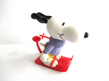 UpperDutch:,Peanuts Snoopy Skiing PVC Figurine, United Feature '66.