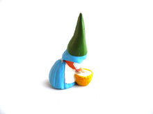 UpperDutch:,1 (ONE) Gnome doing laundry figurine, Gnome after a design by Rien Poortvliet, Brb Gnome, Lisa the Gnome. Washing clothes.
