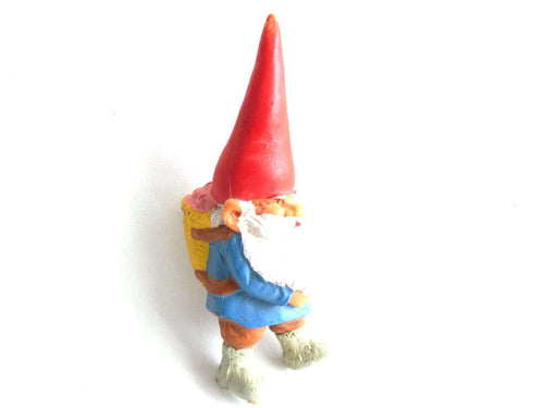 UpperDutch:,1 (ONE) Gnome figurine, David with a basket full of strawberries on his back, after a design by Rien Poortvliet, David the Gnome. BRB / Startoys.
