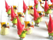 UpperDutch:,1 (ONE) Set of 2 Gnome figurines, Vincent van Gogh and Female in Dutch Costume. After a design by Rien Poortvliet, BRB gnomes.